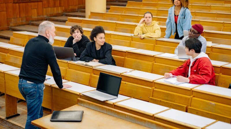 tantangan, kepemimpinan dan dedikasi dosen