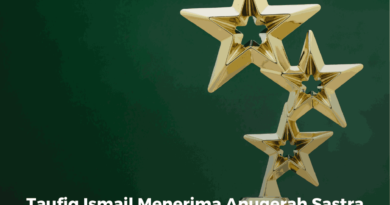 Taufiq Ismail Menerima Anugerah Sastra Asia Tenggara